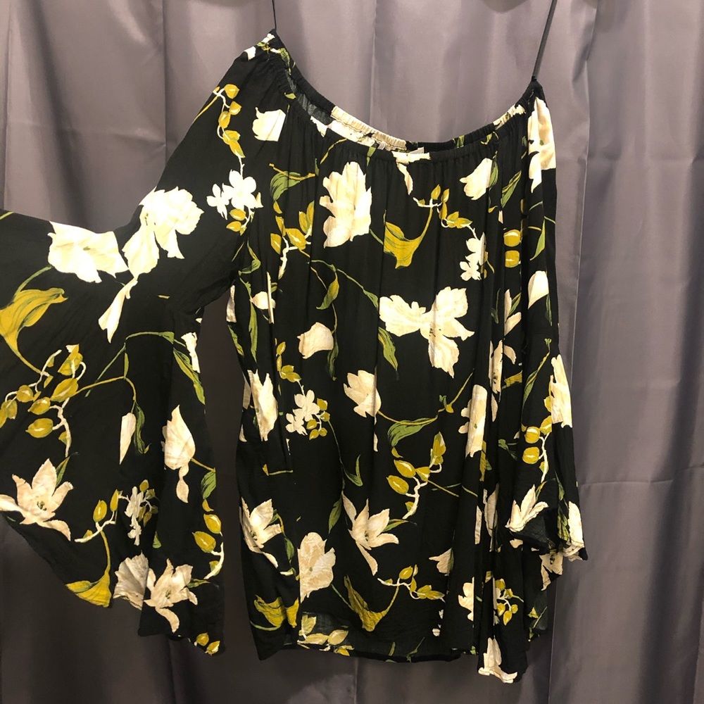 Off the shoulder black and white flower top - Picture 3 of 3